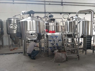 精釀啤酒設(shè)備核心構(gòu)成與灌裝機選購指南